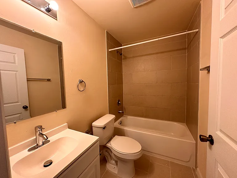 1136 SE 9th Ct — Photo 7
