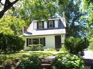 35 Grove St, Northport, NY 11768