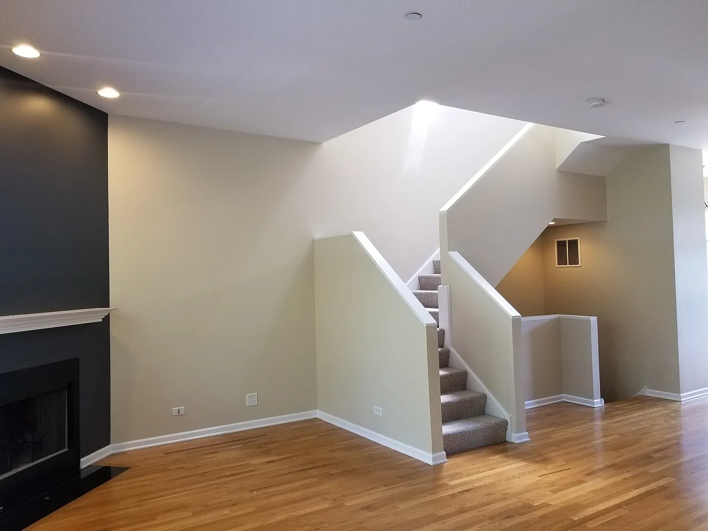 3 bed, 2.5 bath, 2082 sqft, $4,000 — Photo 3