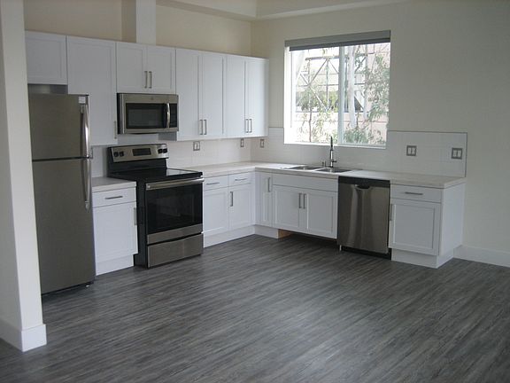 IMPRESSIVE LARGE KITCHEN