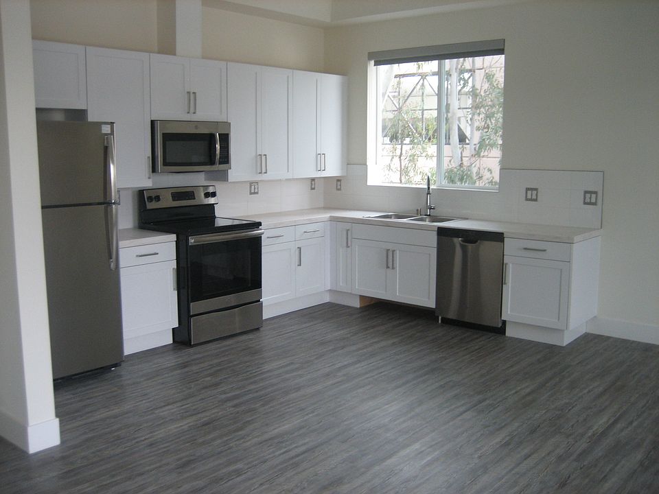 IMPRESSIVE LARGE KITCHEN