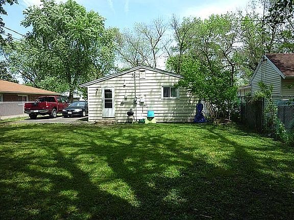 Beautiful, quiet, fenced  yard