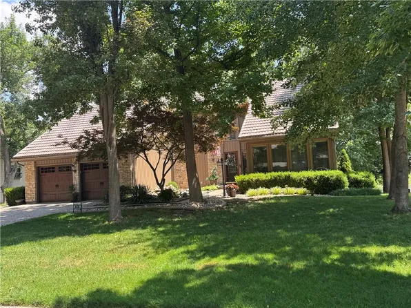 4498 SW Bowsprit Dr, Lees Summit, MO 64082