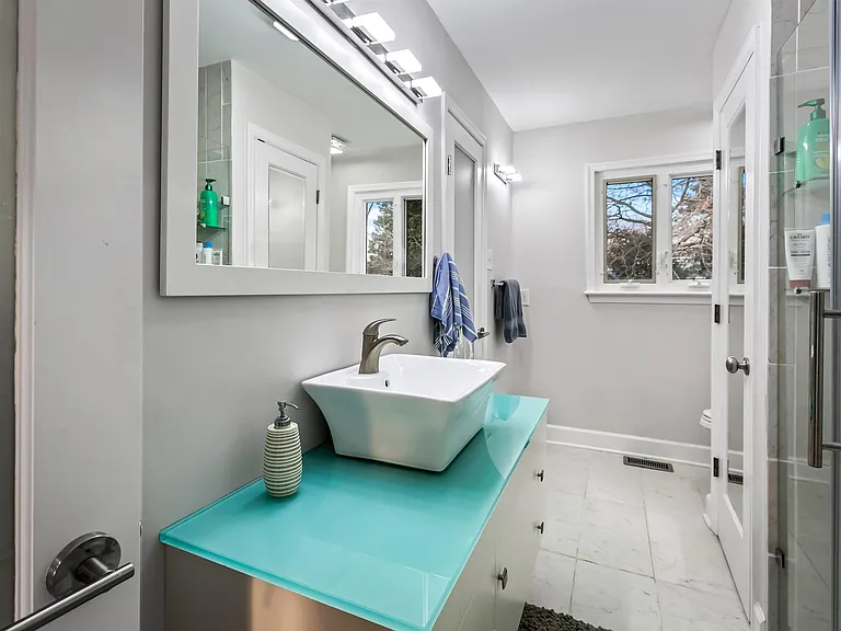 Large hall bath!
