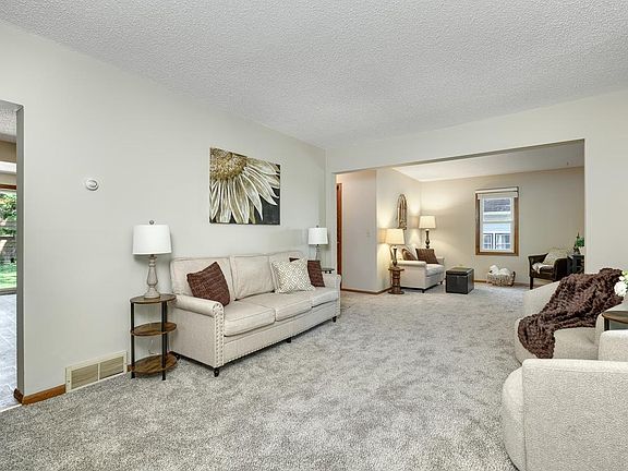 3rd image of 417 S Elm St