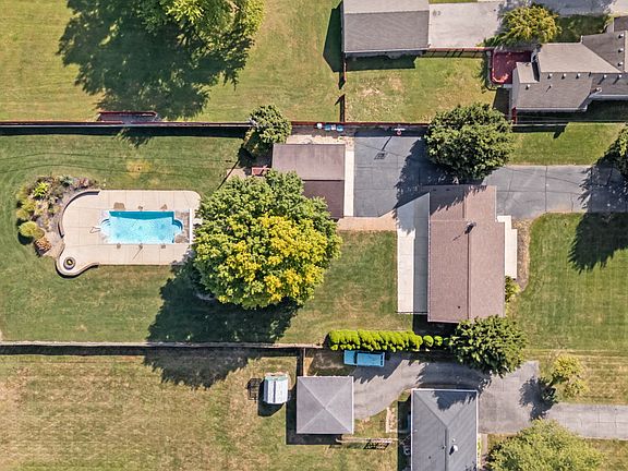 2nd image of 302 W Edgewood Ave
