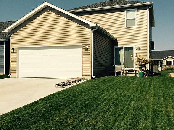 Garage in back of house. 