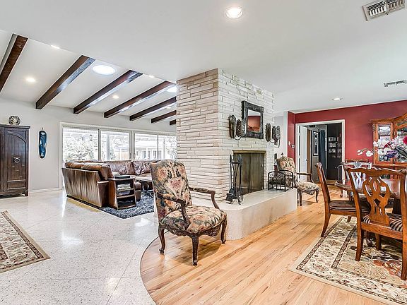4th image of 210 Royal Oaks Dr