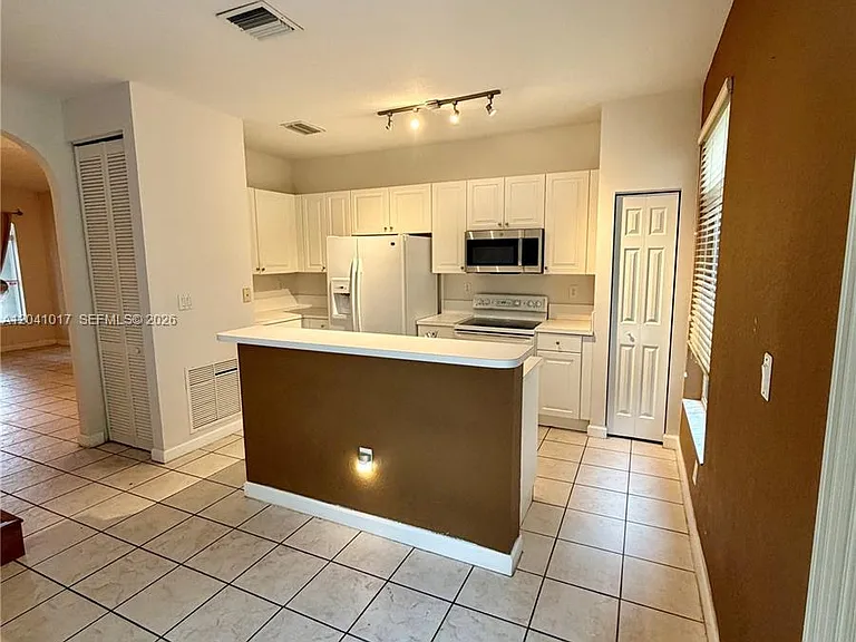5770 NW 113th Pl — Photo 3