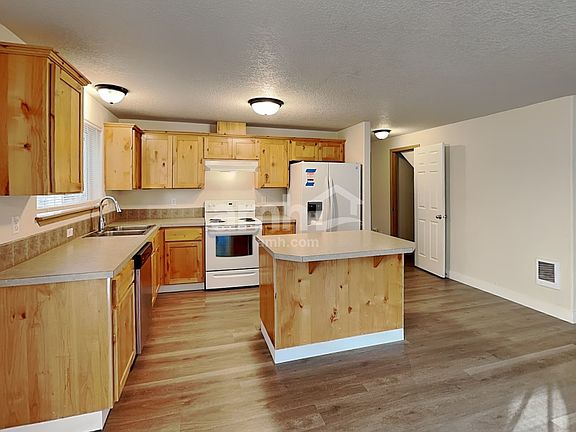 3rd image of 465 Donna Dr
