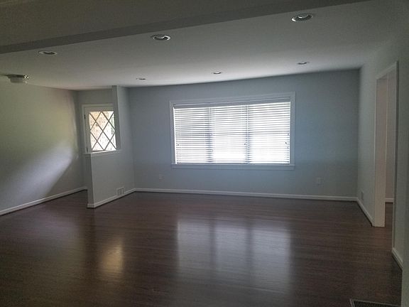 Living Room/Entrance