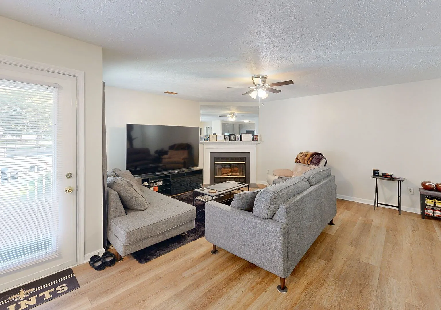 Fresh and updated 2bed/2bath - Great Location! — Photo 1