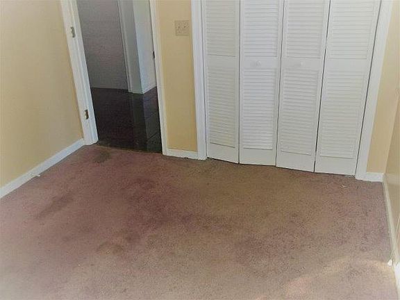 4th image of 303 Willow Bend Dr