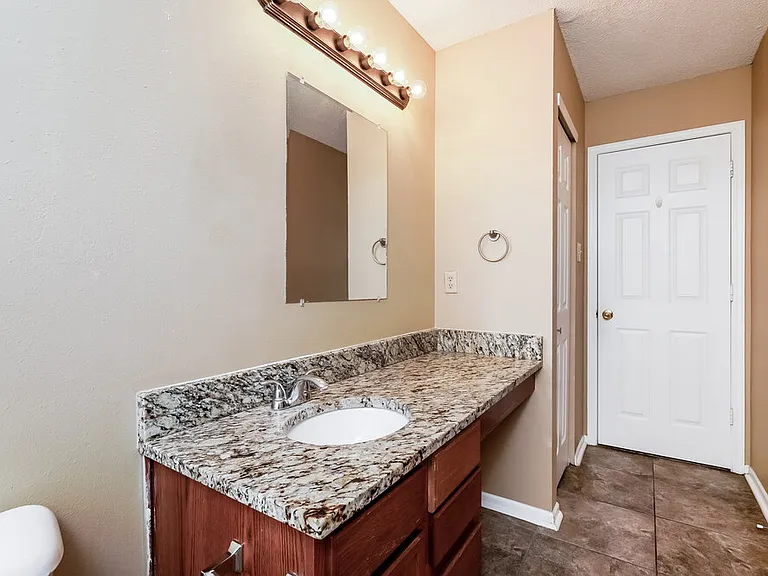 2044 Southernwood Ln — Photo 13