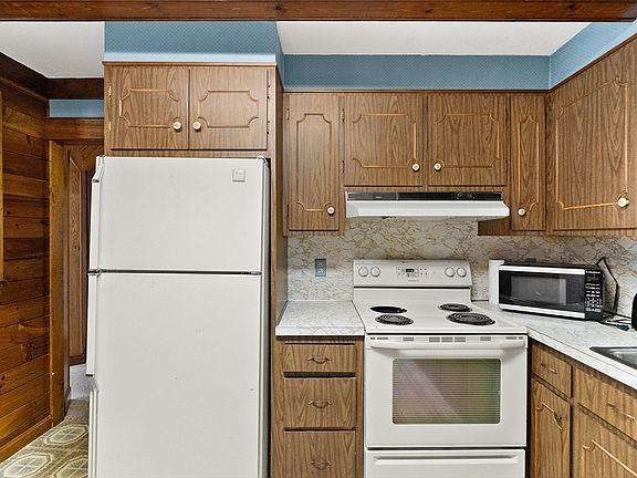 5th image of 97 Pleasant St