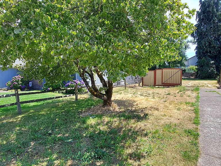 231 NE 10th Ave — Photo 3