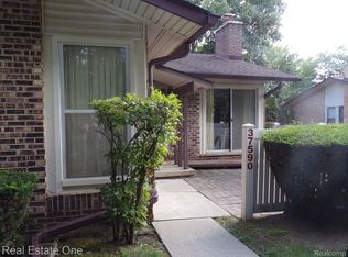 37590 Barkridge Cir, Westland, MI 48185