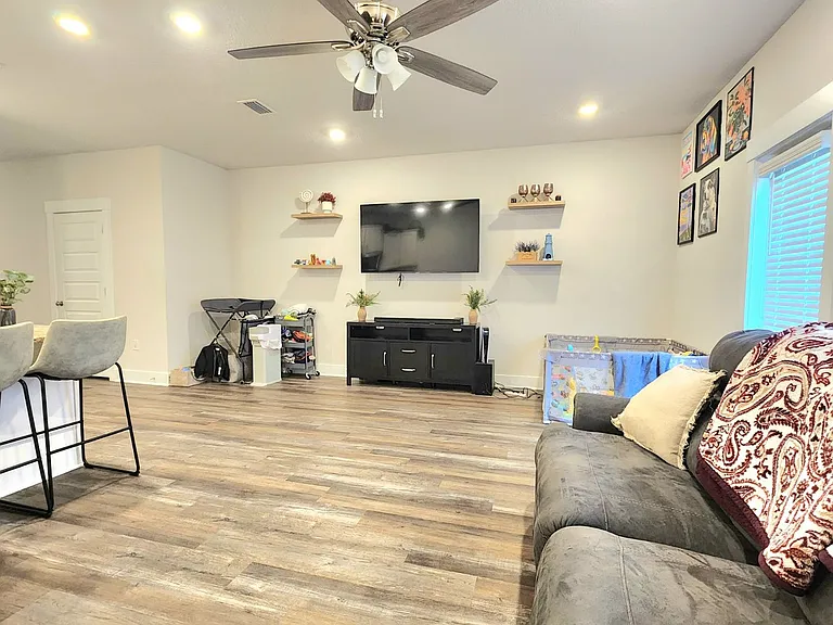 1512 Iroquois Ct — Photo 3