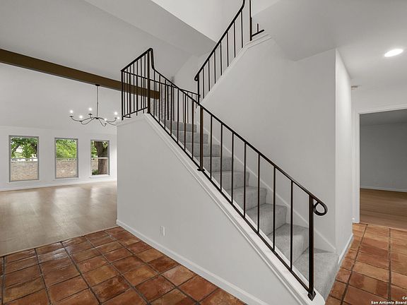 5th image of 15 Campden Cir
