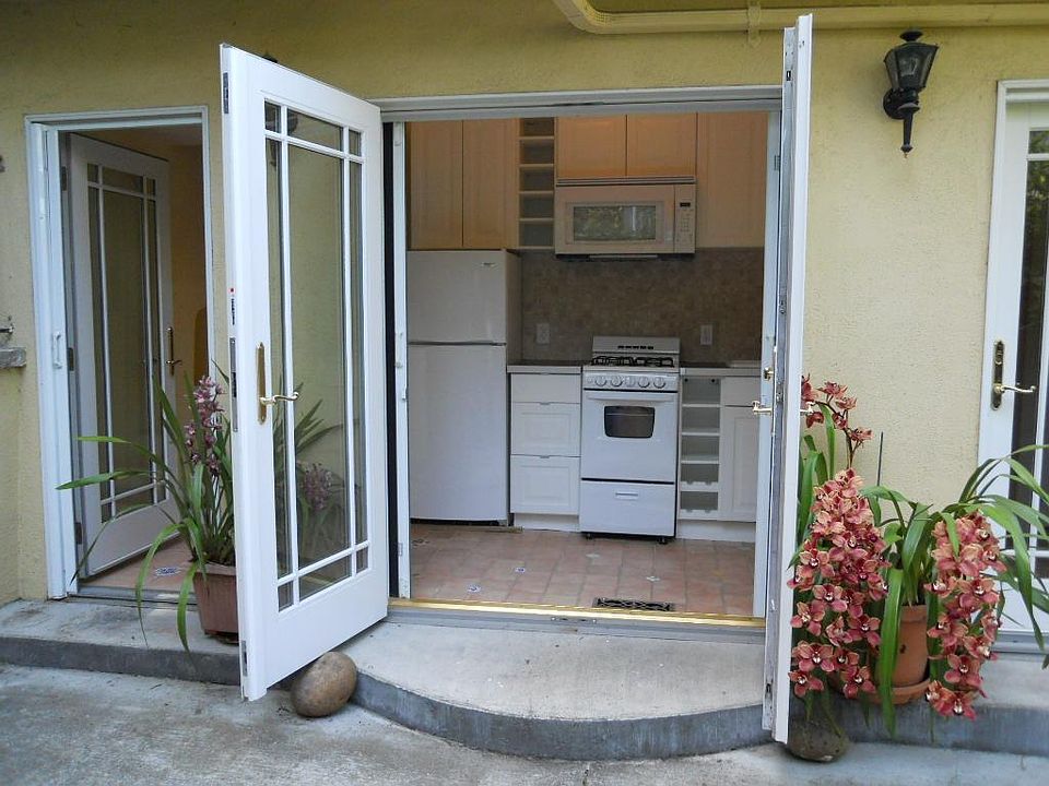 Kitchen access to yard/balconey