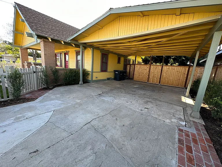 678 N Shaffer St — Photo 3
