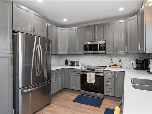 11 Ivy St, West Warwick, RI 02893