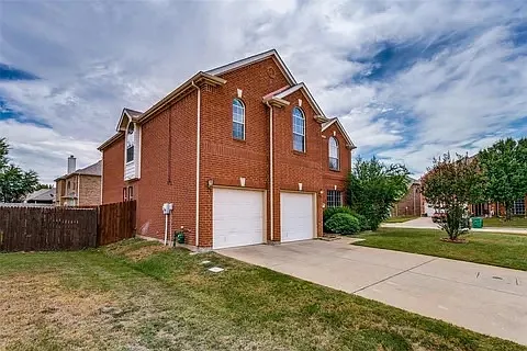 Building Photo - 2700 Thorncreek Ln