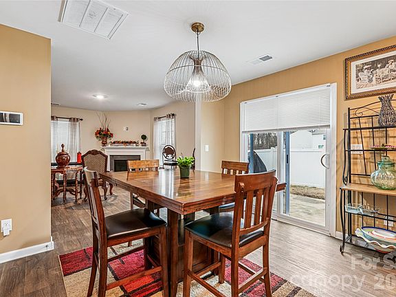 3rd image of 2038 Pippen Ave