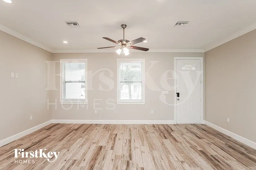 4 bed, 2.0 bath, 1706 sqft, $2,575 — Photo 2