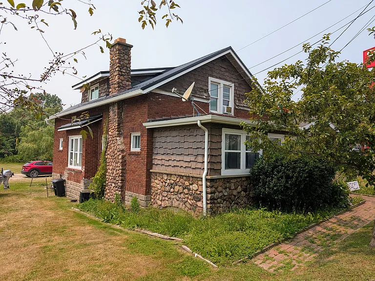 9046 Main St — Photo 2