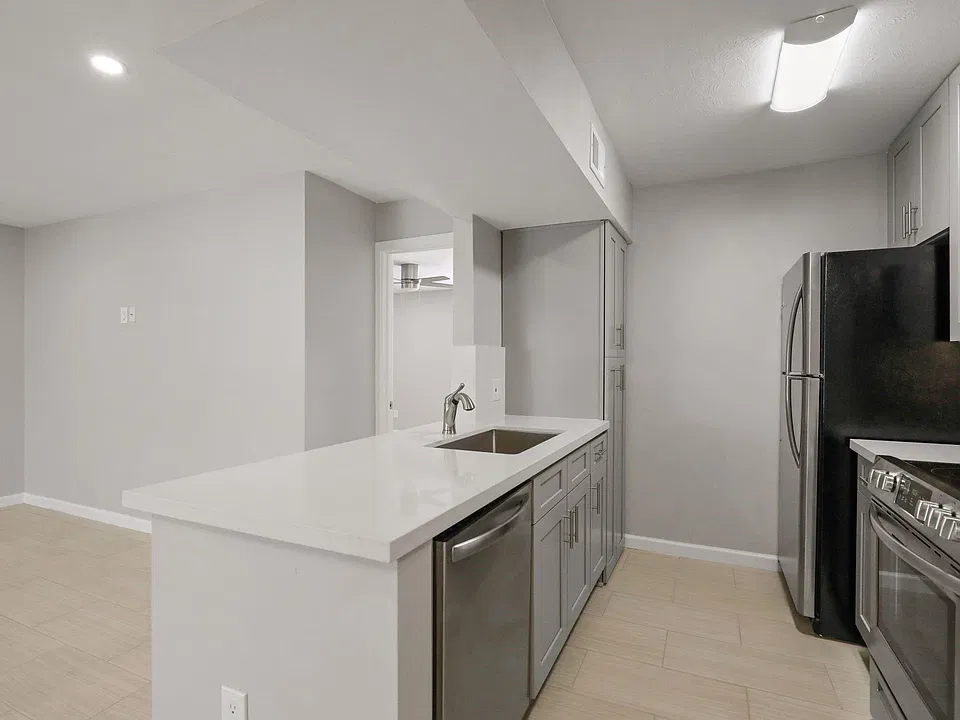 2121 Fountain View Dr #24