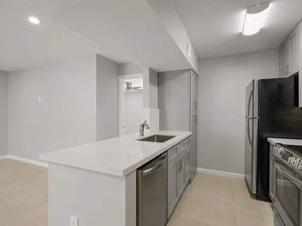 2121 Fountain View Dr, Houston, TX