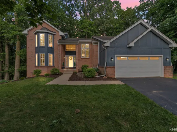 6081 Beachwood Dr, West Bloomfield, MI 48324