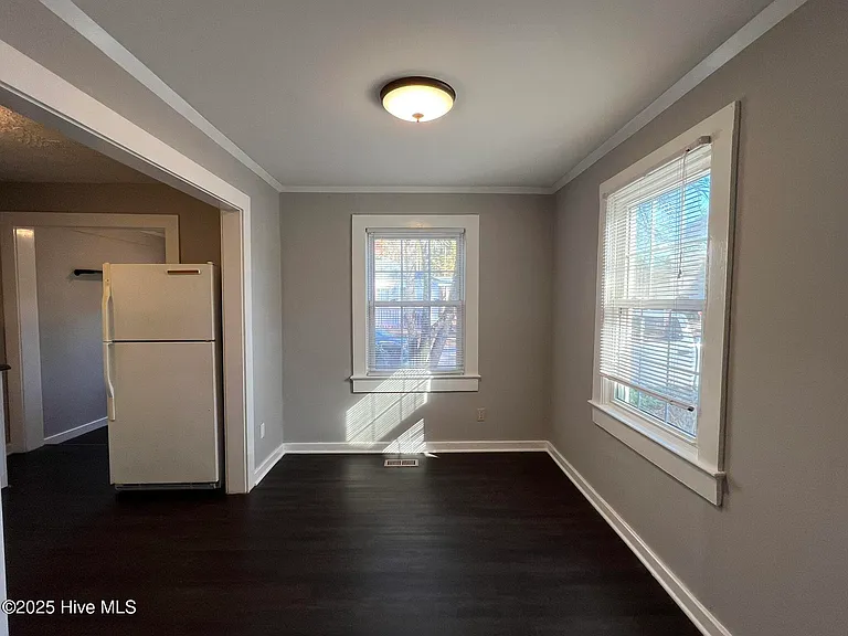 402 Sanborn St — Photo 17