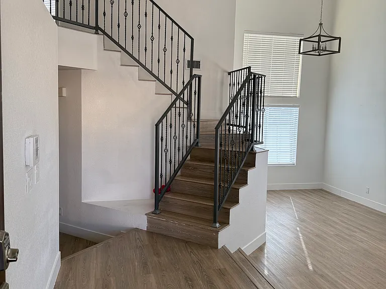 909 Sparrow Ct — Photo 5