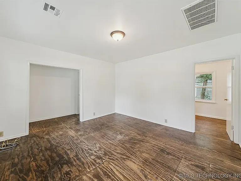 1123 W Spring St — Photo 8
