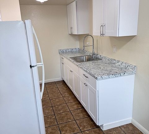 3rd image of 737 Rockwell Pl