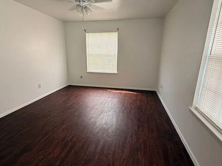 2203 Creekside Ln — Photo 3