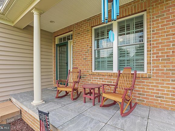 4th image of 33 Bobolink Dr