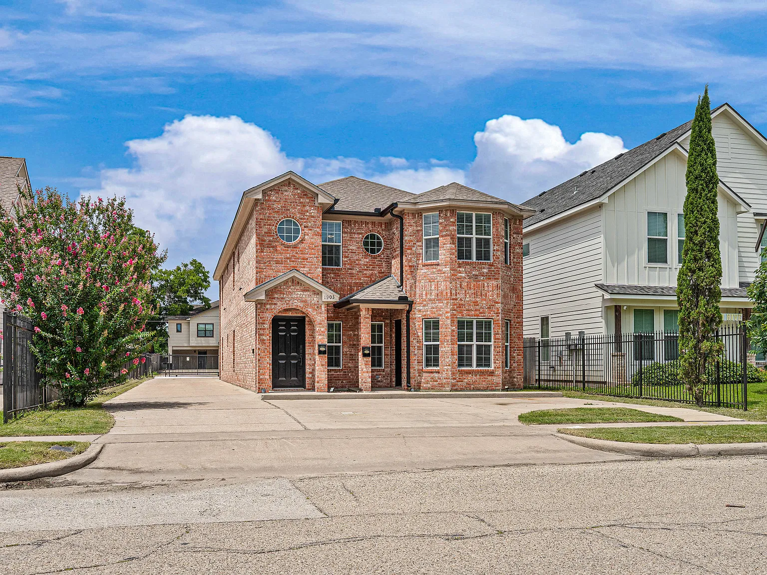 4 bed, 1717 sqft, $4,200 — Photo 3