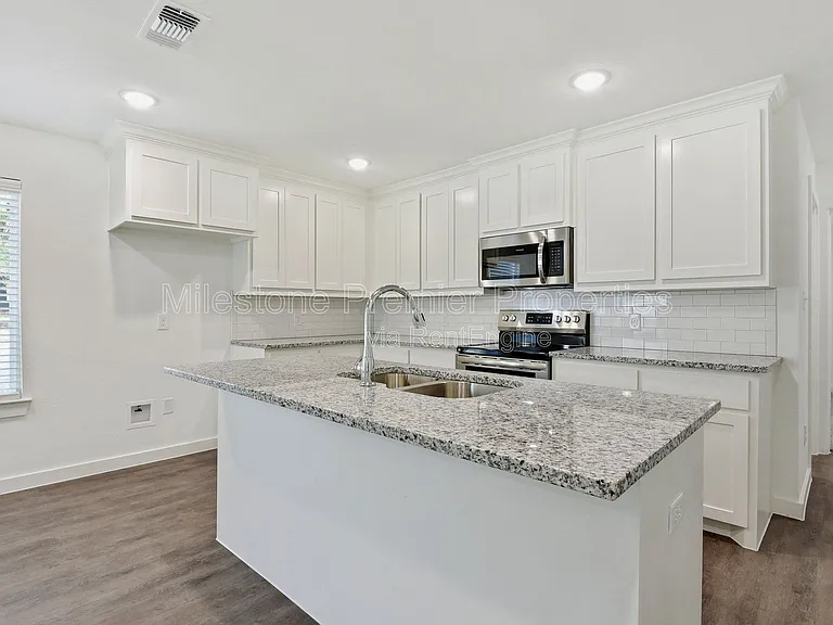 103 E Bond St — Photo 4