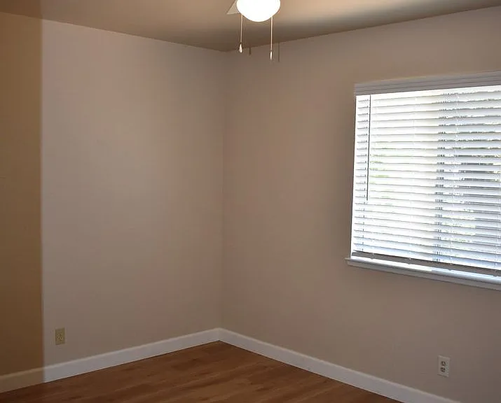 1037 Eisenhower Way — Photo 11