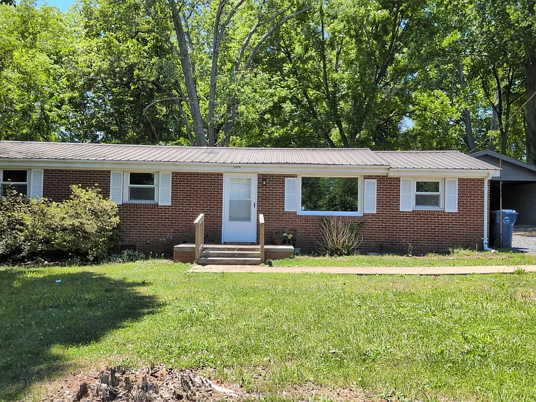 204 Barker St — Photo 1