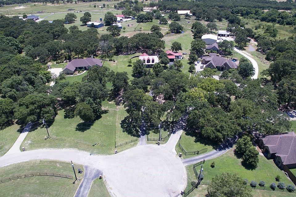 1st image of 121 Sunny Oaks Ct