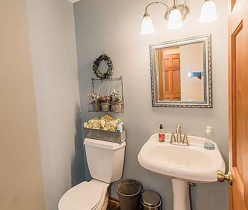 5th image of 108 N Valleywood Ct