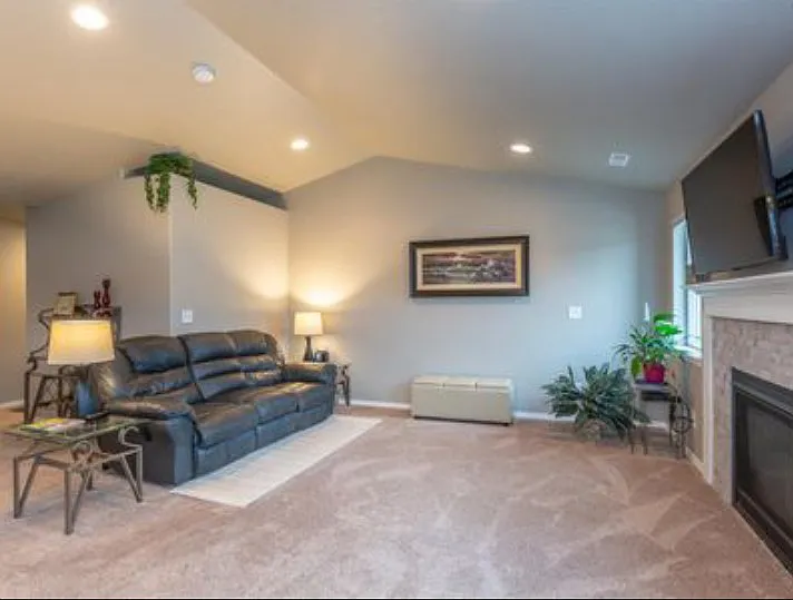 3 bed, 1424 sqft, $2,475 — Photo 3