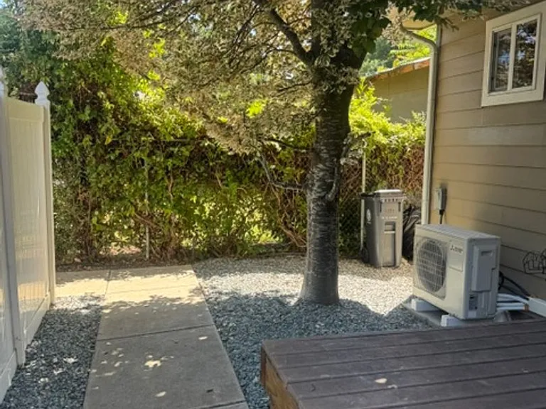 327 Mary St — Photo 16