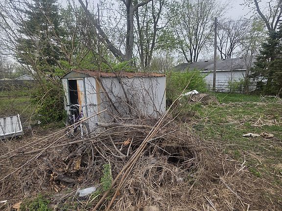 3rd image of 1828 W Leafland Ave