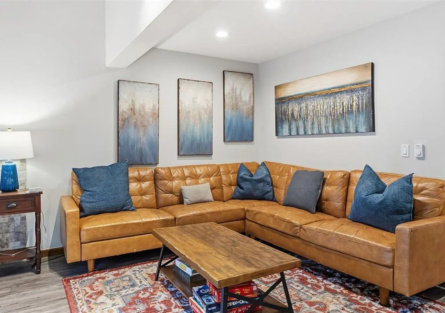 Updated townhome on Bus Route! Furnished! Year lease! — Photo 3