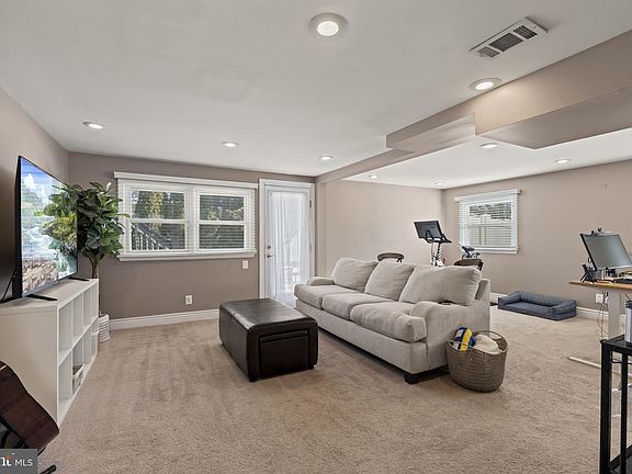 3rd image of 402 Bruce Rd